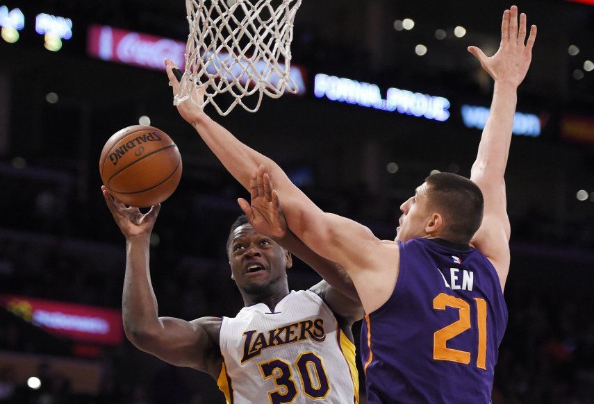 Williams anota 30, Lakers ganan a Suns 97-77 sin Kobe