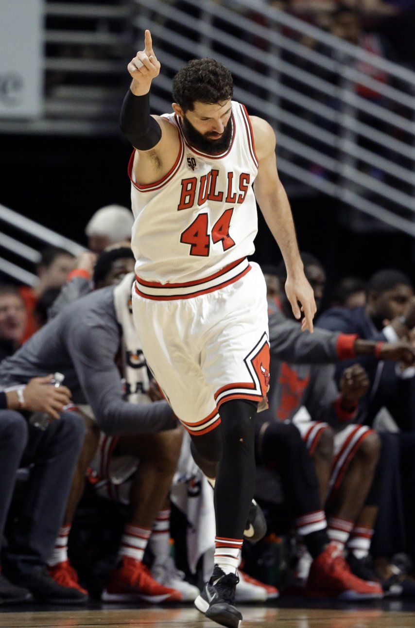 Rose anota 22 puntos, Bulls frenan al Jazz