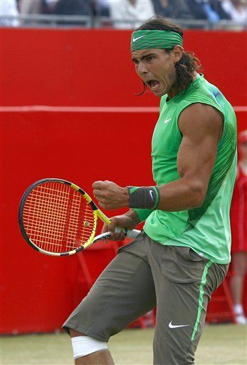 Nadal vence a Djokovic y gana primer tí­tulo en césped