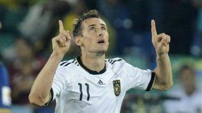 Mundial: Klose suma pero no brilla