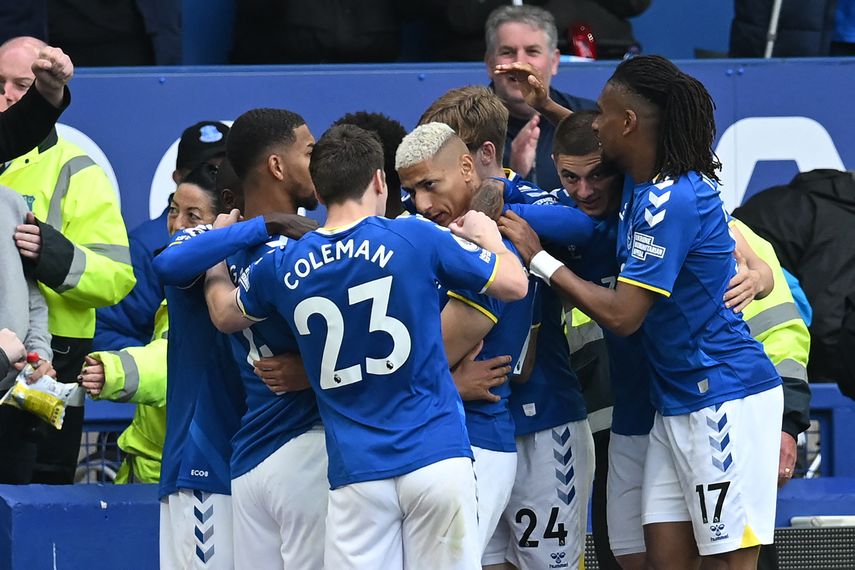 Everton sorprende al Chelsea y sigue en la pelea por no descender