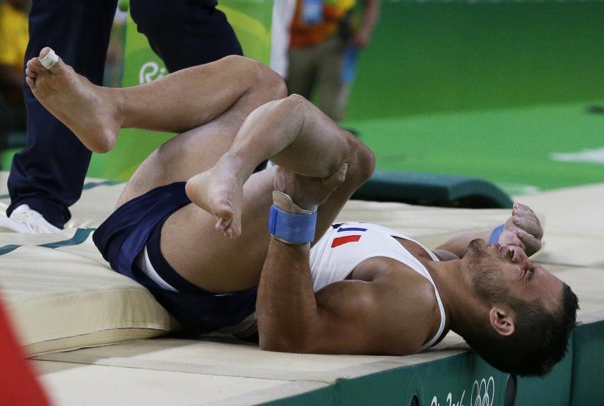 Gimnasta francés sufre escalofriante lesión en Río 2016