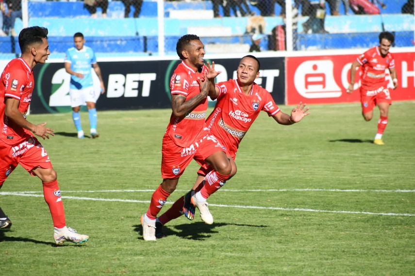 Alberto Quintero marca un golazo de tacón en Perú