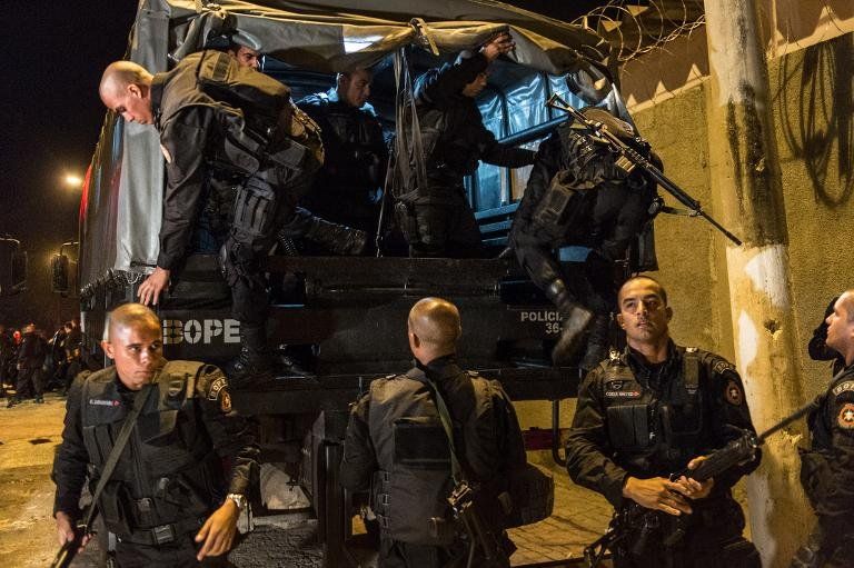 Policías y militares ocupan inmensa favela cerca del aeropuerto de Rio de Janeiro