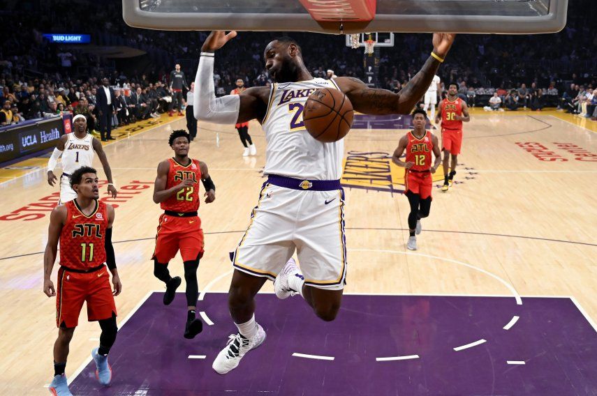 Lakers ganan 122-101 en un vertiginoso duelo con los Hawks