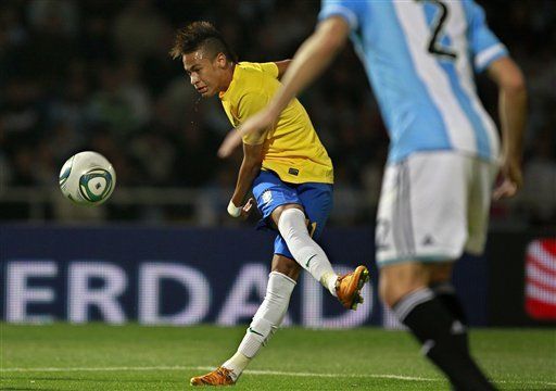 Neymar dice que sigue en Santos al menos hasta mediados de 2012