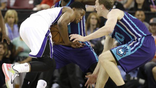 Rudy Gay anota 33 puntos en triunfo de Kings sobre Hornets