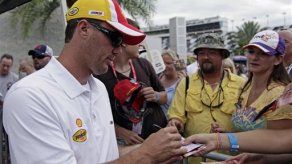 Harvick gana la pole en Daytona gracias a la lluvia