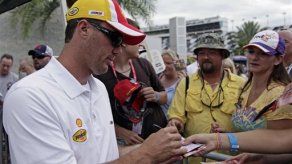 Harvick gana la pole en Daytona gracias a la lluvia