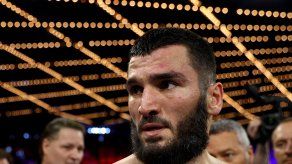Artur Beterbiev sufre lesión y es pospuesto combate indiscutible ante Dmitry Bivol
