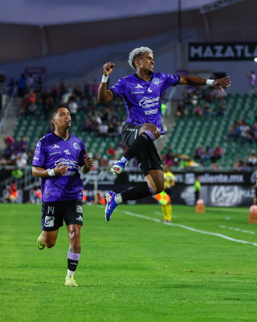 Édgar Yoel Bárcenas marca un golazo para Mazatlán ante Club León