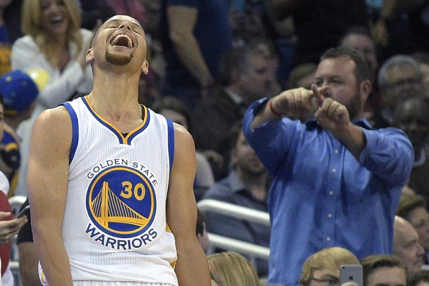 Curry prodiga 51 puntos y rompe récord con Warriors