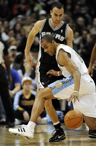 Ginóbili vuelve a definir el marcador