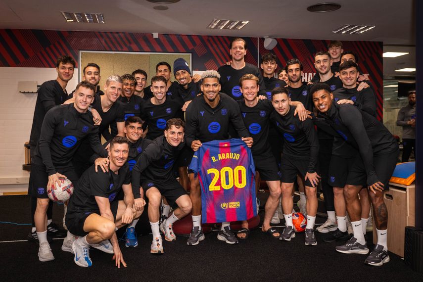 Jugadores del FC Barcelona homenajean a Ronald Araujo por su partido 200