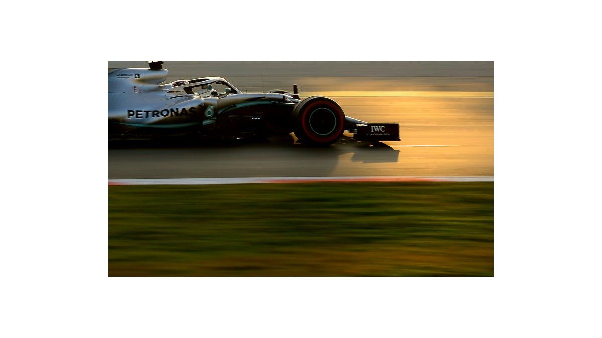 Hamilton cree que los Ferrari tienen una ventaja de medio segundo