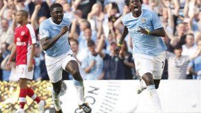 Hughes defiende a Adebayor por pisotón a Van Persie