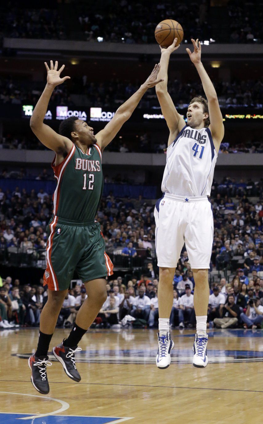 Mavericks arrollan 125-102 a los Bucks