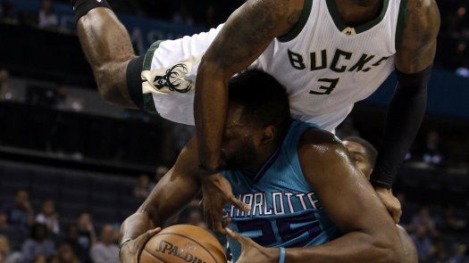 Hornets vencen a Bucks pese a lesión de Jefferson