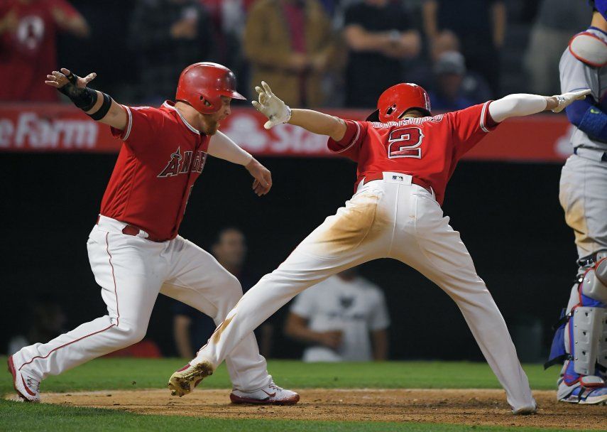 Angelinos ganan 3-2 a Dodgers con extraña carrera de Revere