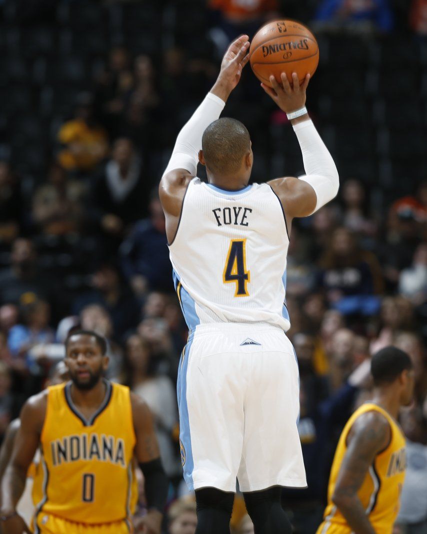 Con triple de Foye, Nuggets vencen a Pacers