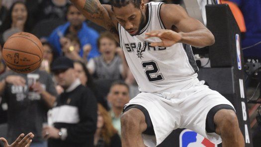 Spurs vencen a Cavs; hilan 32 triunfos en casa