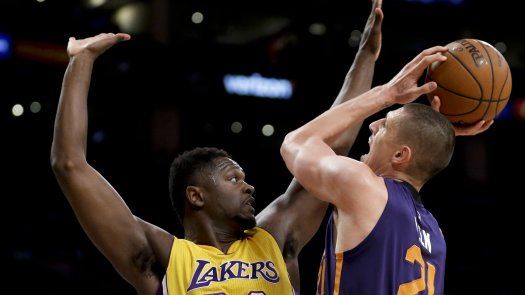 Knight impulsa a Suns en su victoria sobre Lakers
