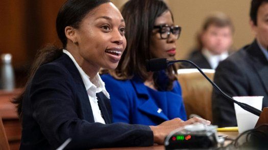La estrella del atletismo Allyson Felix critica política de maternidad de Nike