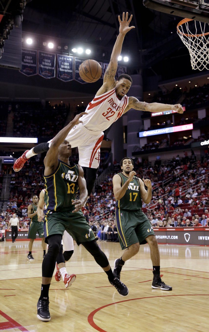 Harden consigue triple-doble, Rockets vencen al Jazz