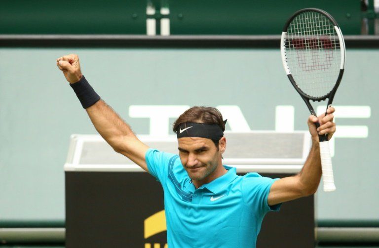 Federer salva dos bolas de partido y vence al francés Paire