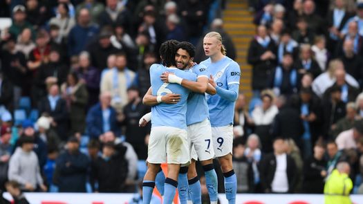 El Manchester City gana por goleada y sigue peleando por la Premier League