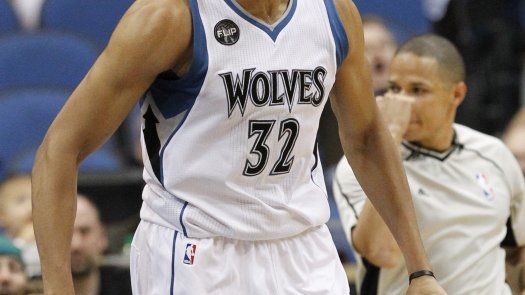 Con doble doble de Towns, Wolves vencen a Suns