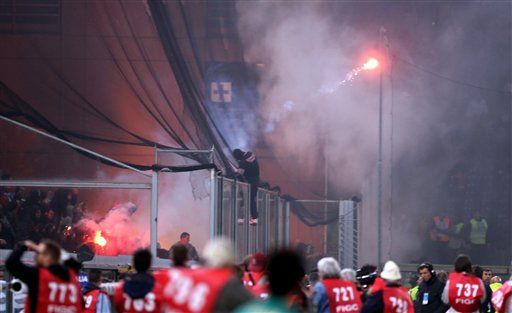 Euro: España gana; Italia-Serbia suspendido por violencia