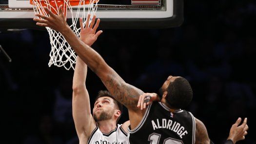 Spurs hilan 8vo triunfo, ante Nets en reestructuración