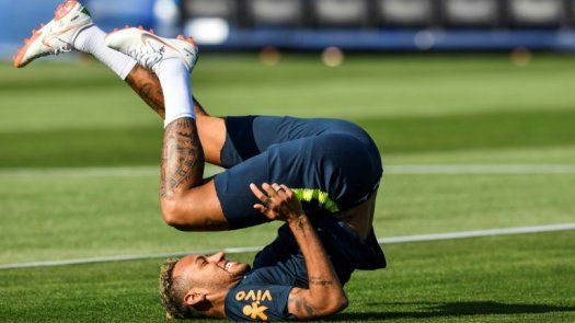 Neymar por fin anota... y su hermana se disloca un hombro