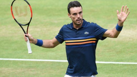 Bautista y Federer alcanzan las semifinales de Halle