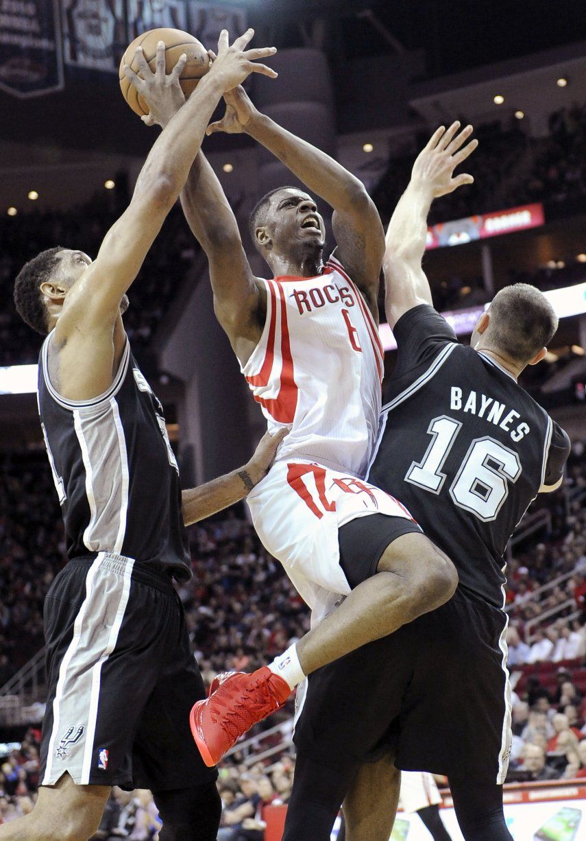 Rockets vencen a Spurs en duelo texano