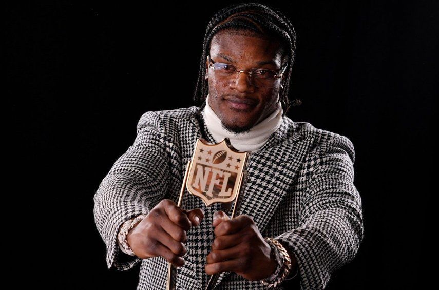 NFL: El quarterback de Ravens Lamar Jackson recibe su segundo premio MVP