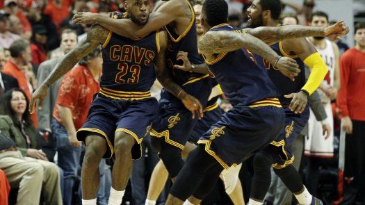 Con enceste agónico de James, Cavs empatan serie ante Bulls