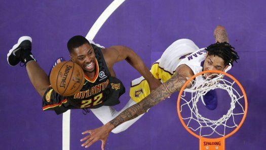 Lakers derrotan a Hawks 132-119 y cortan su mala racha
