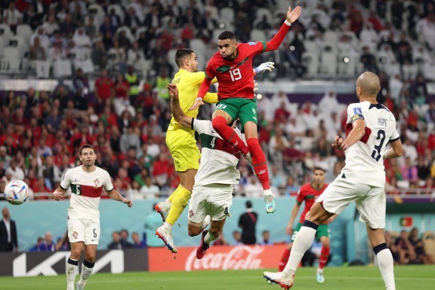 Momento en que En-Nesyri se elevó para marcar el gol que tiene ganando a Marruecos.