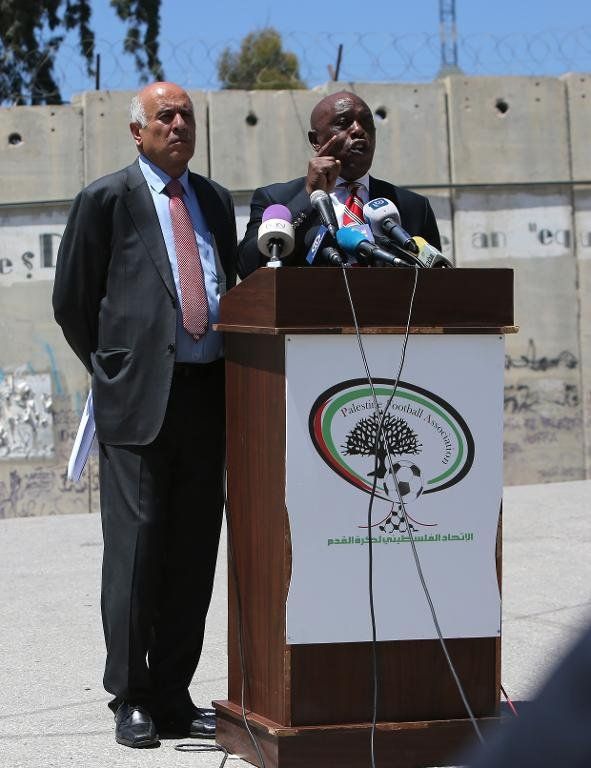 Un activista antiapartheid apoya el fútbol palestino frente a Israel