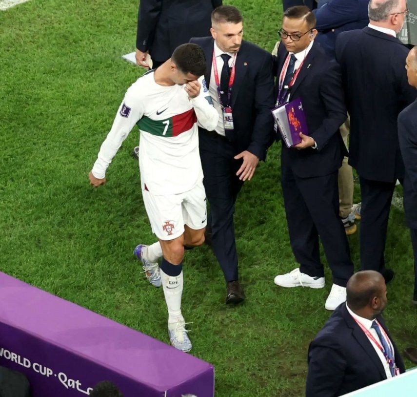 Momento en que Cristiano Ronaldo abandonó la cancha del Al Thumama Stadium.
