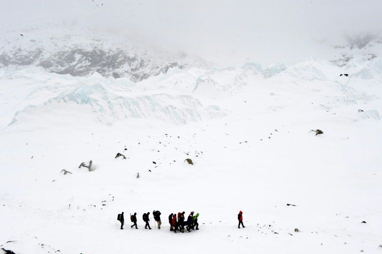 Una alpinista australiana y un holandés mueren en el Everest