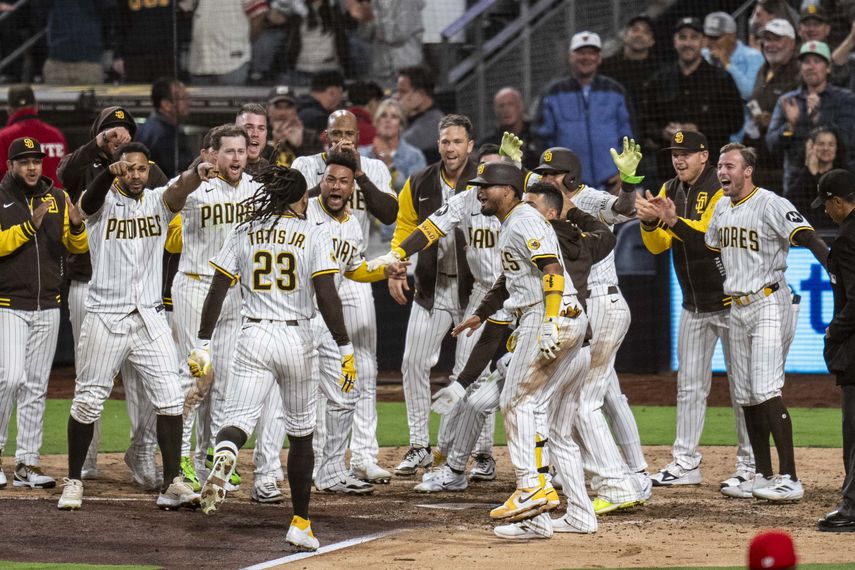 MLB: Padres dejan tendidos a Angelinos con el primer HR de oro de Tatis Jr.