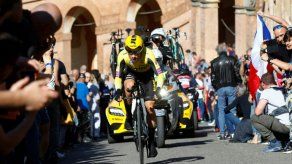 Roglic se luce contra el reloj y portará la primera maglia rosa del Giro