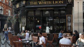 La Premier adelanta horarios para salir antes de los pubs