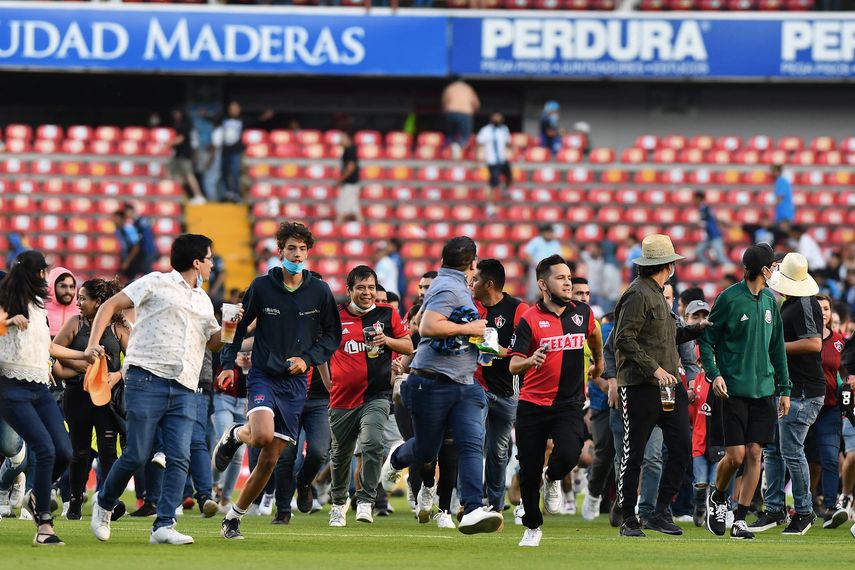 Violencia e invasión de cancha en partido Querétaro vs Atlas en México