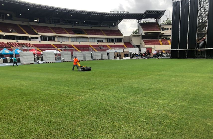 Inicia proceso de recuperación de la grama del Rommel Fernández tras concierto