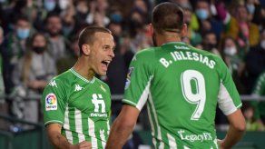 LaLiga: El Real Betis golea al Alavés y se afianza en el podio