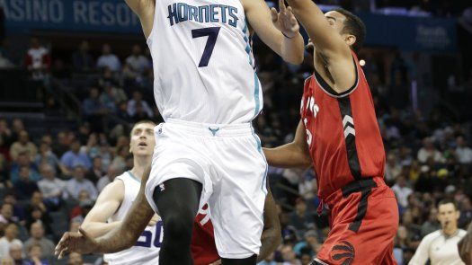 Lin anota 35, Hornets derrotan a Raptors en TE